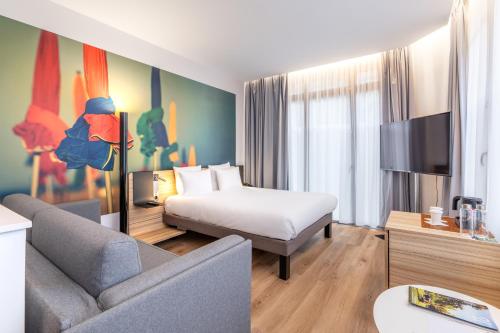 Habitación Doble Clásica con sofá cama del hotel Novotel Deauville Plage. Foto 12