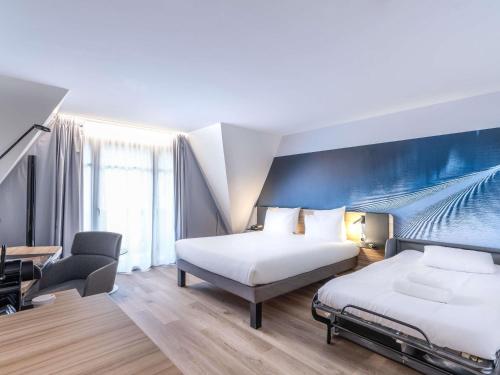Habitación Doble Executive con sofá cama y balcón del hotel Novotel Deauville Plage. Foto 6