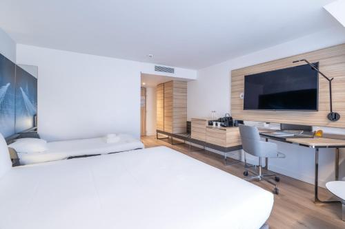 Habitación Doble Executive con sofá cama y balcón del hotel Novotel Deauville Plage. Foto 10