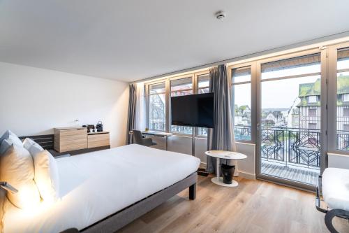 Habitación Doble Executive con sofá cama y balcón del hotel Novotel Deauville Plage. Foto 12