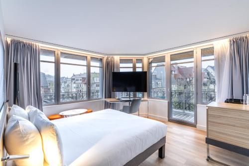 Habitación Doble Executive con sofá cama y balcón del hotel Novotel Deauville Plage. Foto 18