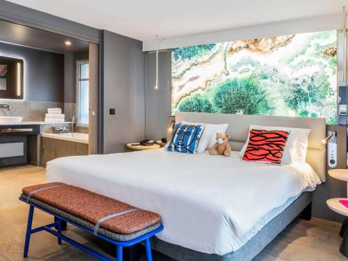 Suite Executive con cama extragrande, sofá cama y vistas al mar del hotel Novotel Deauville Plage