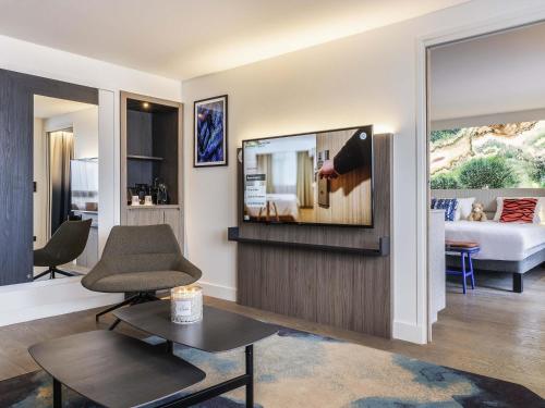 Suite Executive con cama extragrande, sofá cama y vistas al mar del hotel Novotel Deauville Plage. Foto 1