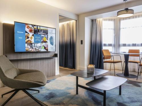 Suite Executive con cama extragrande, sofá cama y vistas al mar del hotel Novotel Deauville Plage. Foto 5