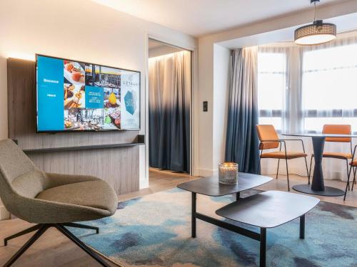 Suite Executive con cama extragrande, sofá cama y vistas al mar del hotel Novotel Deauville Plage. Foto 9