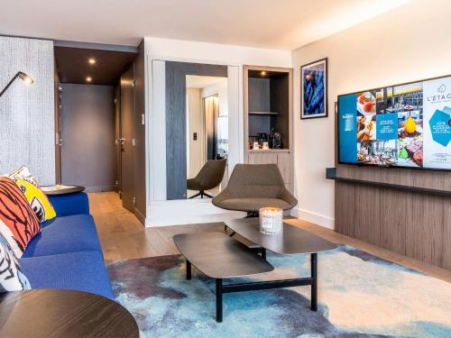 Suite Executive con cama extragrande, sofá cama y vistas al mar del hotel Novotel Deauville Plage. Foto 13