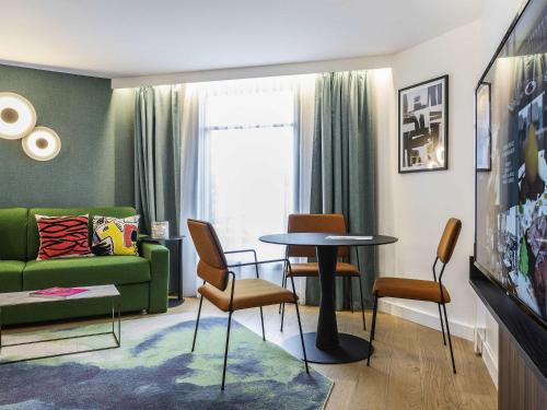 Junior Suite with One Double Bed and One Sofabed del hotel Novotel Deauville Plage