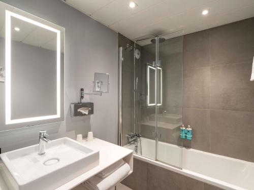 Junior Suite with One Double Bed and One Sofabed del hotel Novotel Deauville Plage. Foto 5