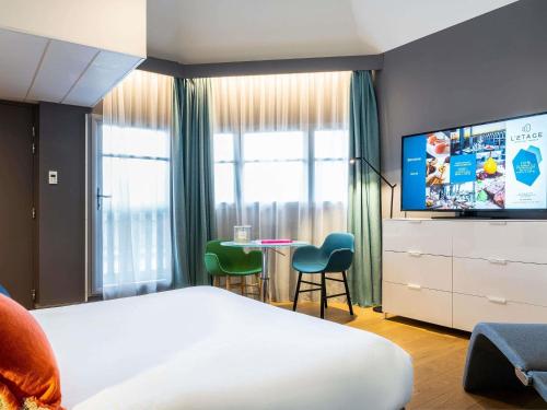 Junior Suite with One Double Bed and One Sofabed del hotel Novotel Deauville Plage. Foto 6