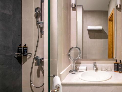 Apartamento de un dormitorio, 1 cama King Size y 1 sofá - cama individual del hotel Adagio Doha. Foto 3