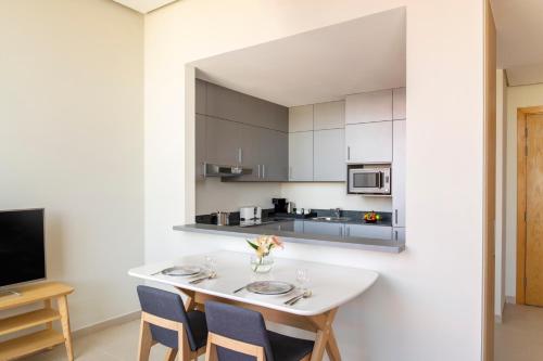 Apartamento de un dormitorio, 1 cama King Size y 1 sofá - cama individual del hotel Adagio Doha. Foto 8