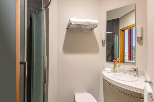 Suite Familiar Conectada del hotel Ibis Doha. Foto 2
