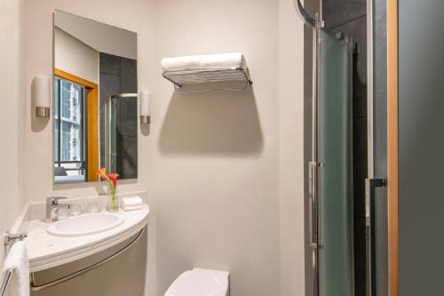 Suite Familiar Conectada del hotel Ibis Doha. Foto 4