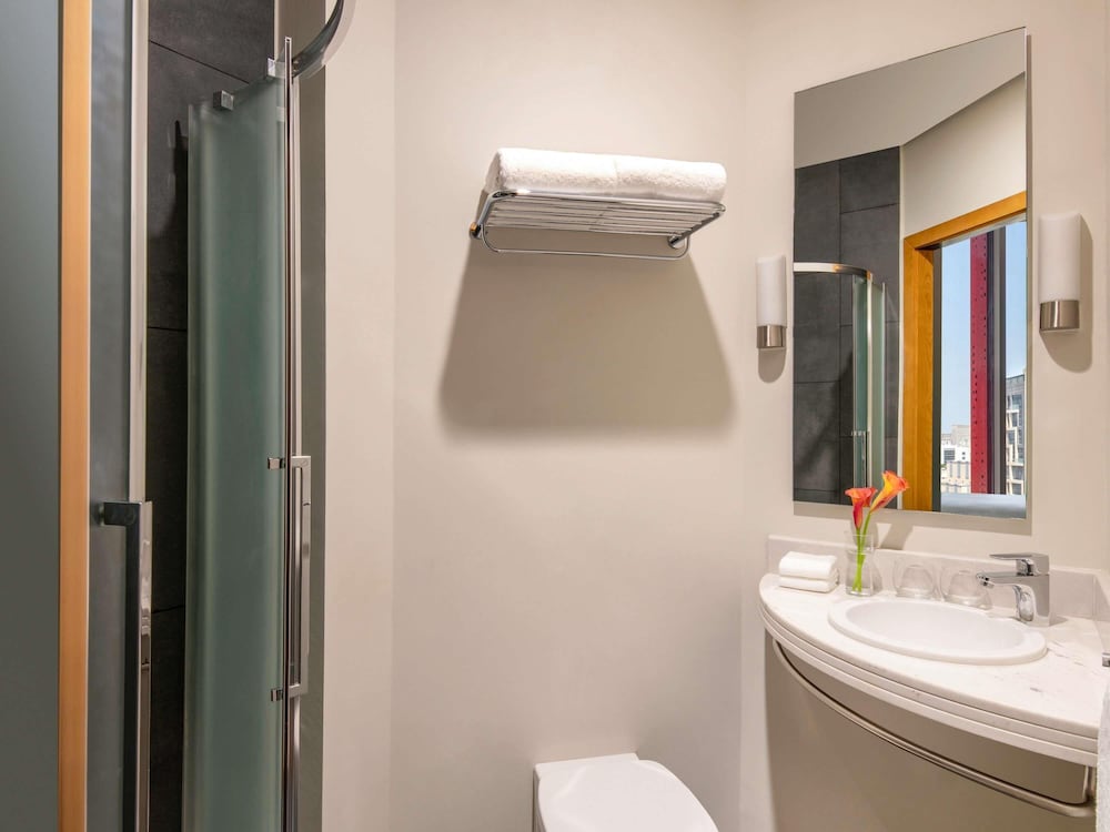 Habitación Estándar con 1 cama doble, vistas a la piscina del hotel Ibis Doha. Foto 2