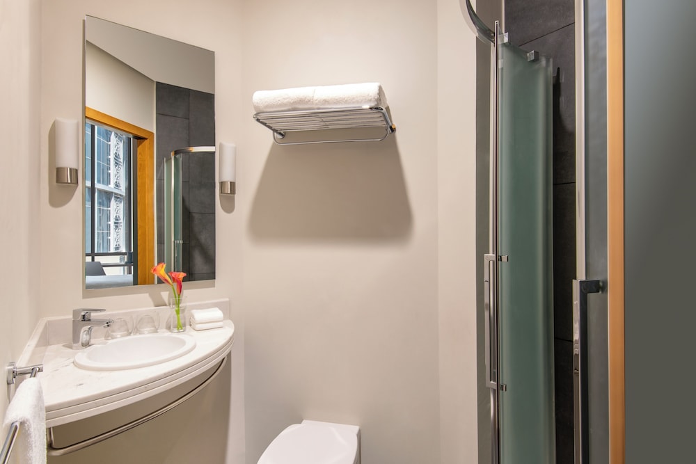 Habitación Estándar con 1 cama doble, vistas a la piscina del hotel Ibis Doha. Foto 6