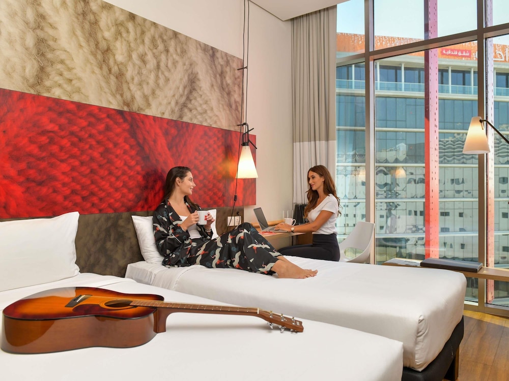 Habitación Estándar con 2 camas individuales, vistas a la piscina del hotel Ibis Doha. Foto 1