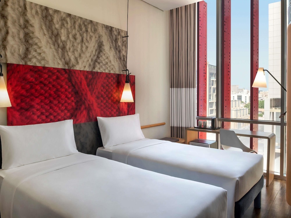 Habitación Estándar con 2 camas individuales, vistas a la piscina del hotel Ibis Doha. Foto 2