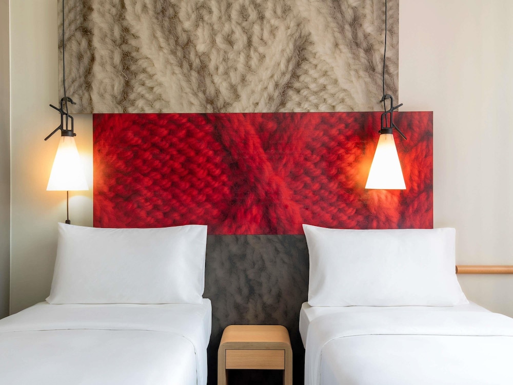 Habitación Estándar con 2 camas individuales, vistas a la piscina del hotel Ibis Doha. Foto 4
