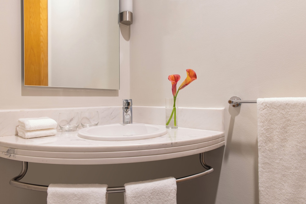 Habitación Estándar con 2 camas individuales, vistas a la piscina del hotel Ibis Doha. Foto 6