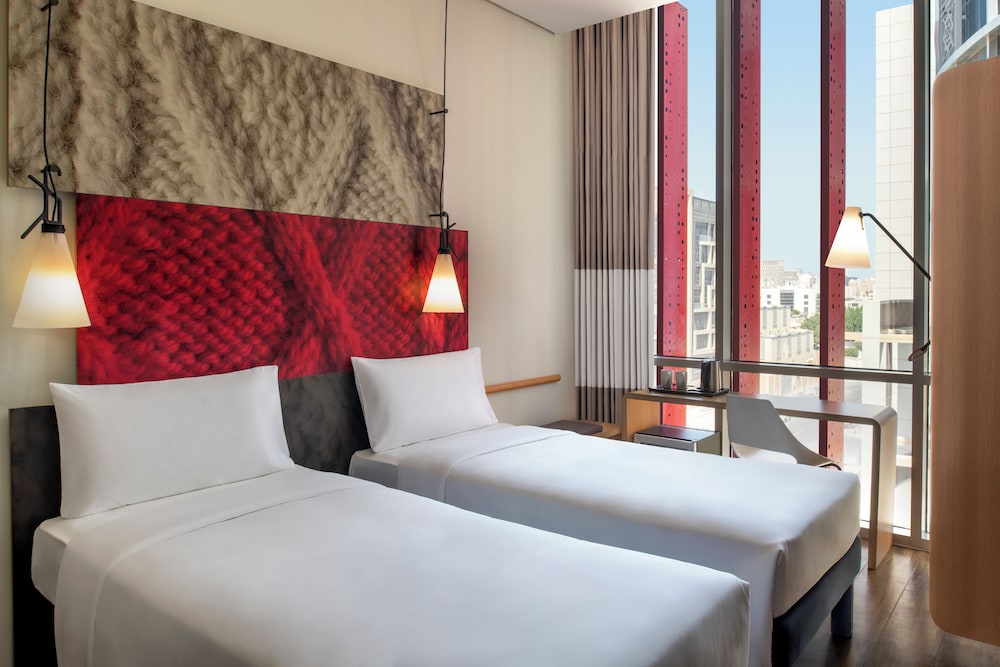 Habitación Estándar con 2 camas individuales, vistas a la piscina del hotel Ibis Doha. Foto 8