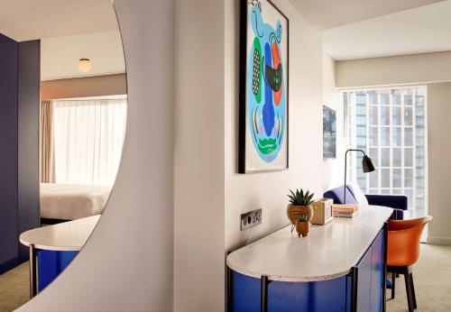 Estudio 1 Cama king Suite Sofá Cama incluido del hotel Art'otel London Battersea Power Station, Powered by Radisson Hotels. Foto 4