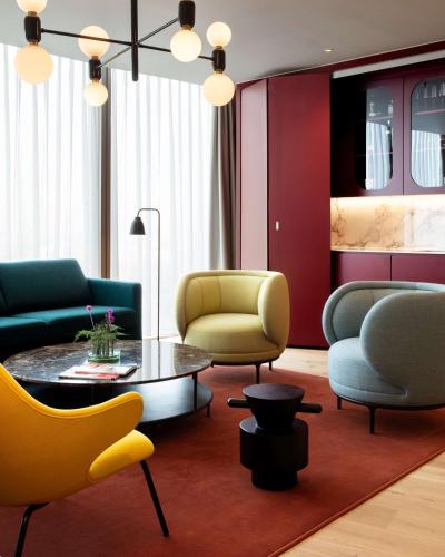 Suite Masterpiece de dos dormitorios del hotel Art'otel London Battersea Power Station, Powered by Radisson Hotels. Foto 2