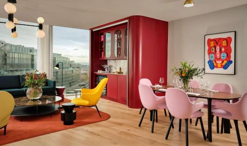 Suite Masterpiece de dos dormitorios del hotel Art'otel London Battersea Power Station, Powered by Radisson Hotels. Foto 5