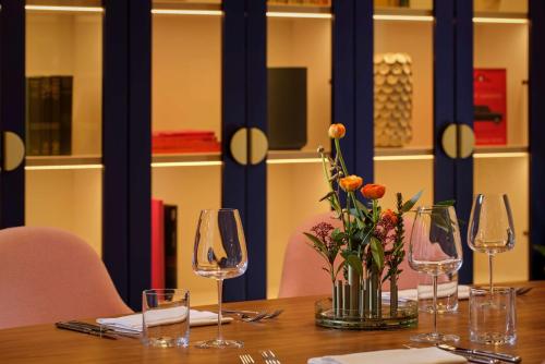 Suite Masterpiece de dos dormitorios del hotel Art'otel London Battersea Power Station, Powered by Radisson Hotels. Foto 11