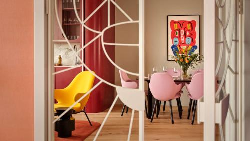 Suite Masterpiece de dos dormitorios del hotel Art'otel London Battersea Power Station, Powered by Radisson Hotels. Foto 12