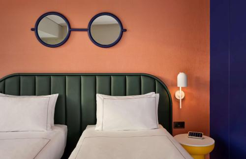 Habitación Art Plus Twin - 2 camas individuales del hotel Art'otel London Battersea Power Station, Powered by Radisson Hotels. Foto 1