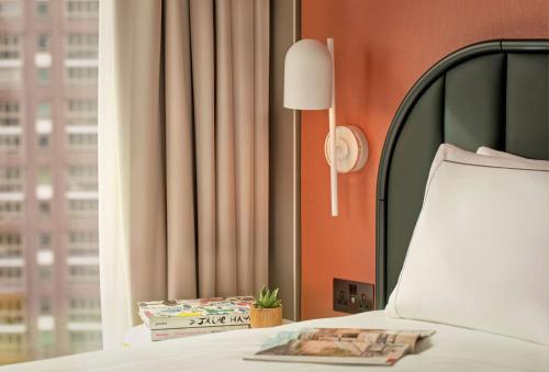 Habitación Art Plus Twin - 2 camas individuales del hotel Art'otel London Battersea Power Station, Powered by Radisson Hotels. Foto 3