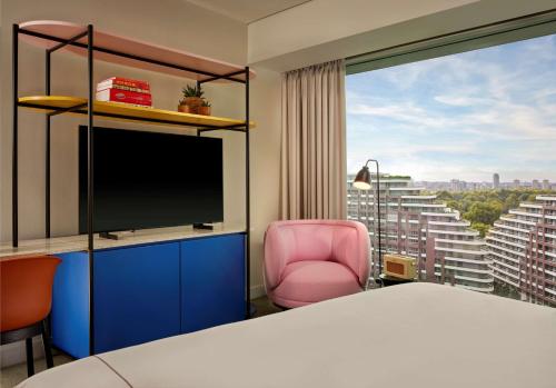 Habitación Art Skyline View Twin - 2 camas individuales del hotel Art'otel London Battersea Power Station, Powered by Radisson Hotels. Foto 2