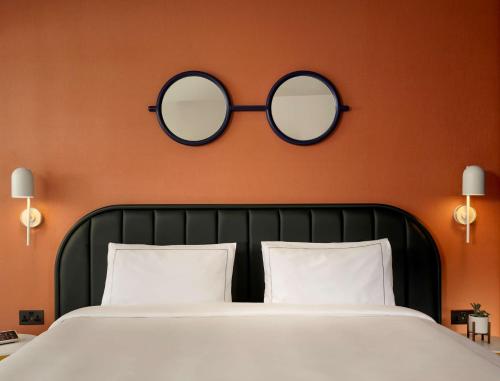 Habitación Art - Cama extragrande del hotel Art'otel London Battersea Power Station, Powered by Radisson Hotels