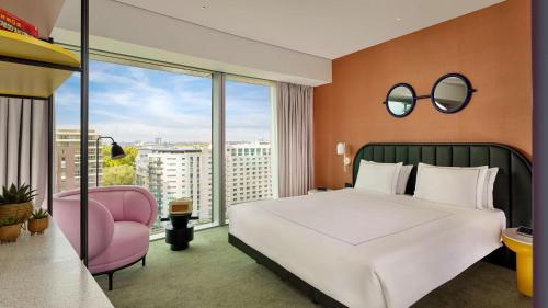 Habitación Art con vistas al perfil urbano - Cama extragrande del hotel Art'otel London Battersea Power Station, Powered by Radisson Hotels