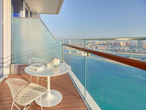 Habitación Premier King con Vistas al Mar y Balcón del hotel Fairmont Doha. Foto 1