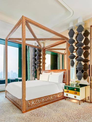Suite Gold de Una Habitación con Vistas a la Ciudad y Balcón del hotel Fairmont Doha. Foto 3