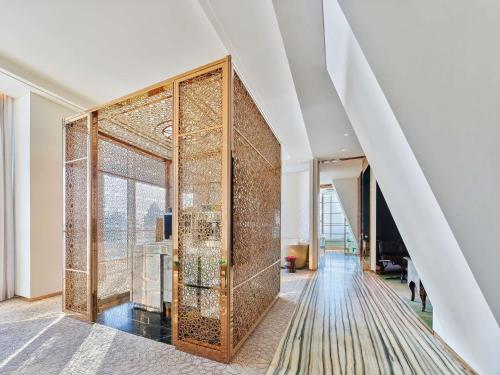 Suite Gold de Una Habitación con Vistas a la Ciudad y Balcón del hotel Fairmont Doha. Foto 8