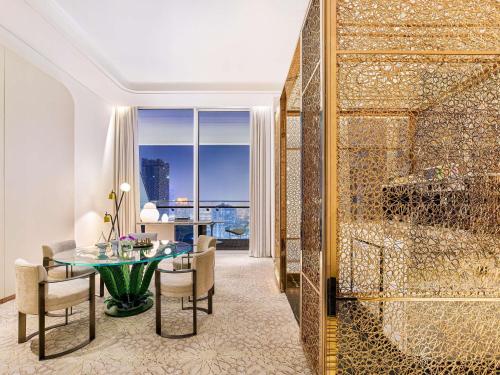 Suite Gold de Una Habitación con Vistas a la Ciudad y Balcón del hotel Fairmont Doha. Foto 10