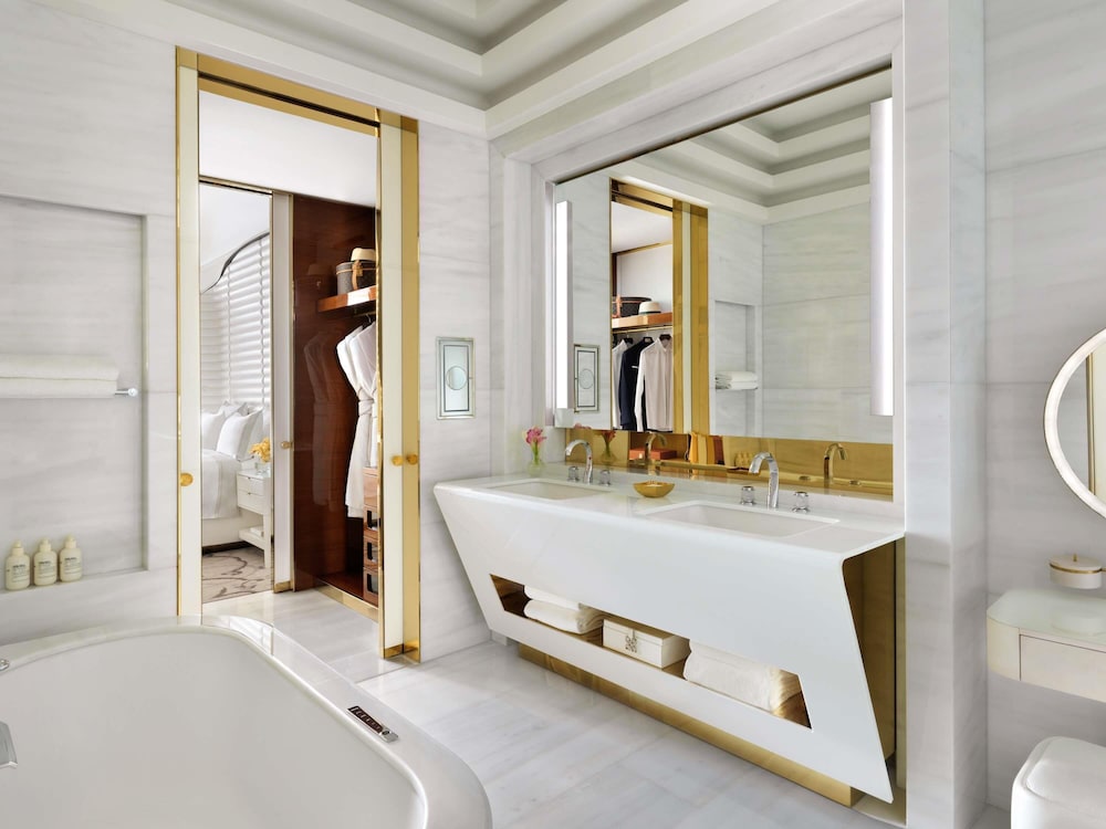 Suite Gold de Una Habitación con Vistas al Mar y Balcón del hotel Fairmont Doha. Foto 8
