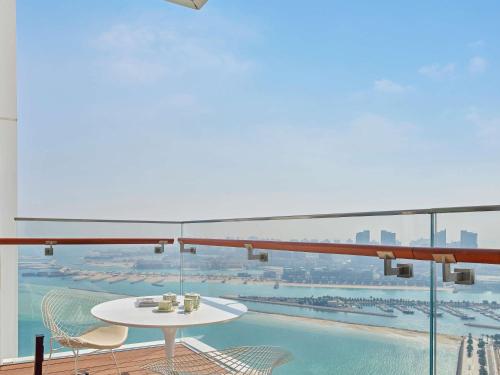 Suite Junior con Vistas a la Ciudad y Balcón del hotel Fairmont Doha. Foto 2