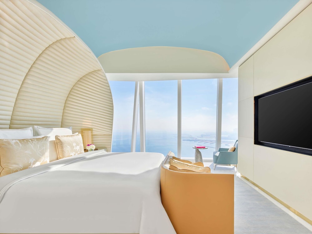 Suite Junior con vistas al mar y balcón del hotel Fairmont Doha