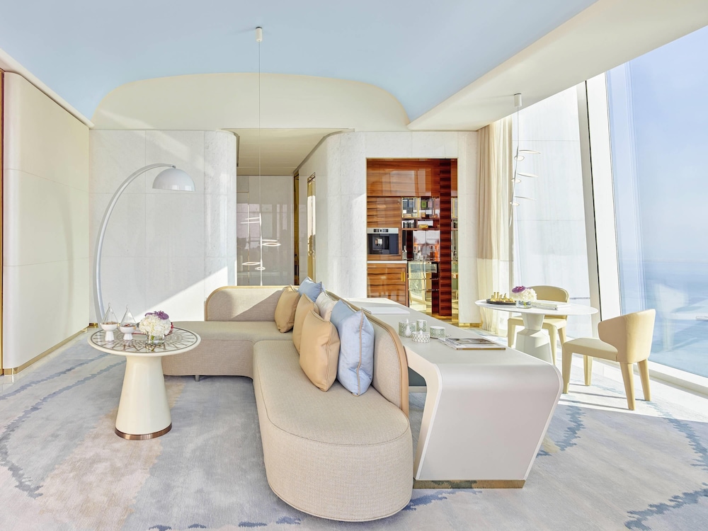 Suite Junior con vistas al mar y balcón del hotel Fairmont Doha. Foto 4