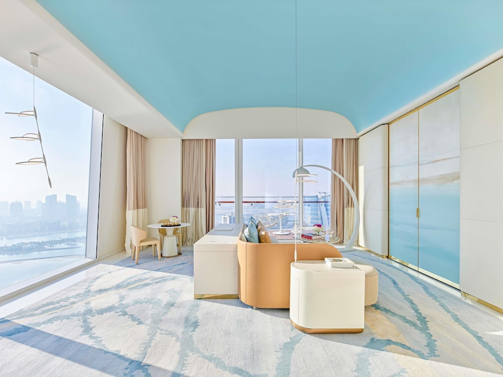 Suite Junior con vistas al mar y balcón del hotel Fairmont Doha. Foto 6