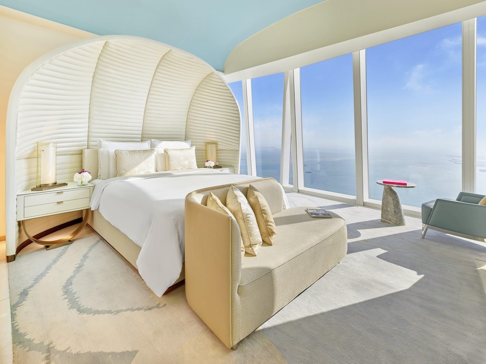 Suite Junior con vistas al mar y balcón del hotel Fairmont Doha. Foto 7