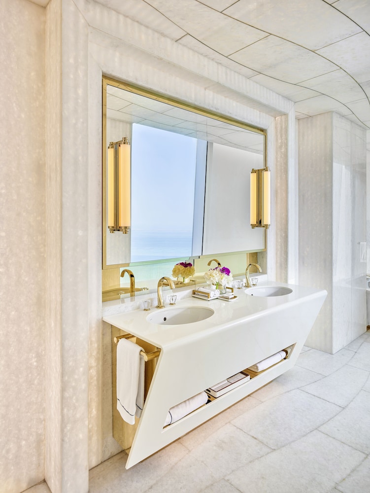Suite Junior con vistas al mar y balcón del hotel Fairmont Doha. Foto 8