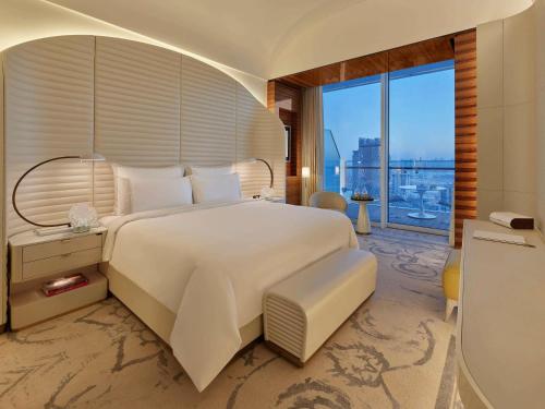 Habitación Fairmont King con Vistas a la Ciudad y Balcón del hotel Fairmont Doha. Foto 1