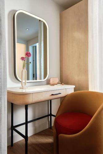 Habitación con cama extragrande - Adaptada para personas con discapacidad del hotel Virgin Hotels New York City