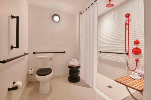 Alojamiento Sky Chamber con cama extragrande y vistas a la ciudad - Adaptado para personas con discapacidad del hotel Virgin Hotels New York City. Foto 2