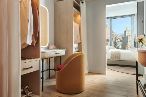 Suite Sky Chamber con vistas a la ciudad del hotel Virgin Hotels New York City. Foto 4