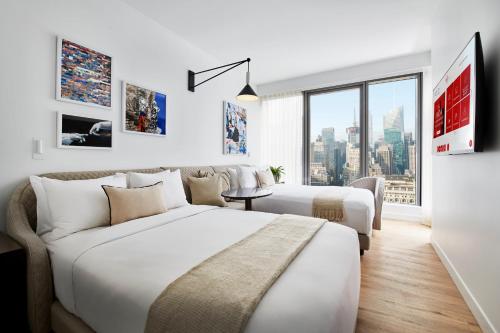 Sky Chamber con 2 camas dobles y vistas a la ciudad - Adaptado para personas con discapacidad del hotel Virgin Hotels New York City